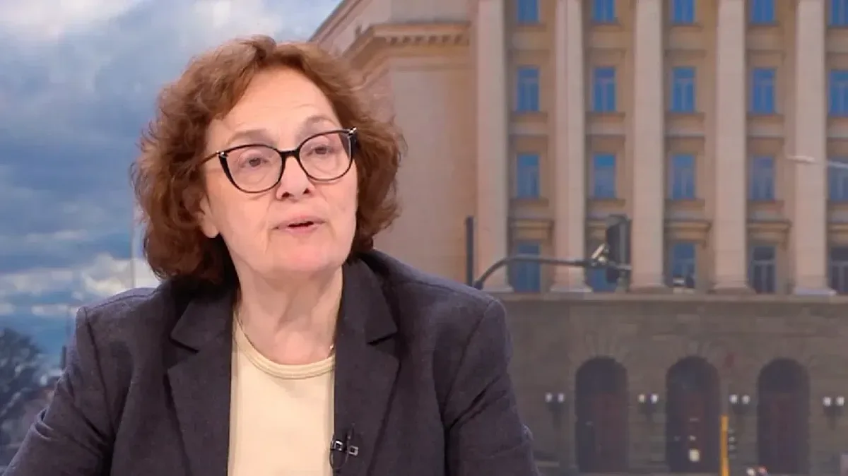 Проф. Коларова: Доган е в края на кариерата си, Пеевски е във възход