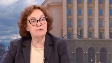 Проф. Коларова: Доган е в края на кариерата си, Пеевски е във възход