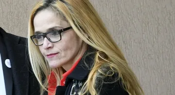 Иванчева бременна, отървава затвора