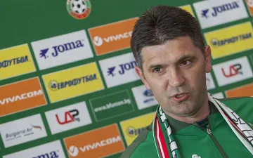 Селекционерът на младежите посегнал на играчи