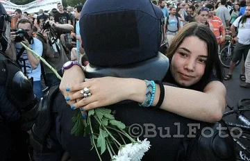 Природозащитнички прегръщат полицаи на Орлов мост