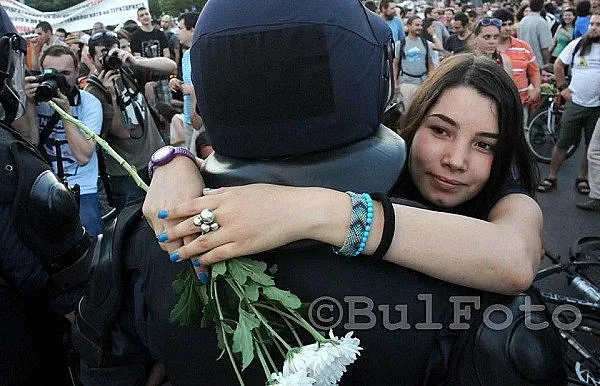 Природозащитнички прегръщат полицаи на Орлов мост