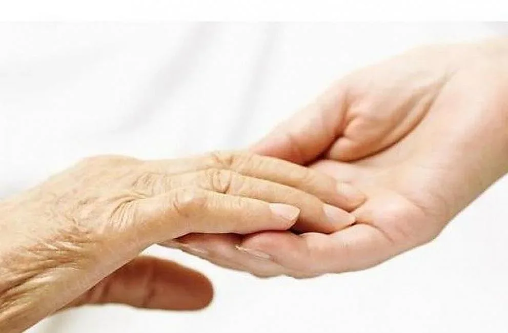 Мобилни екипи помагат на възрастни