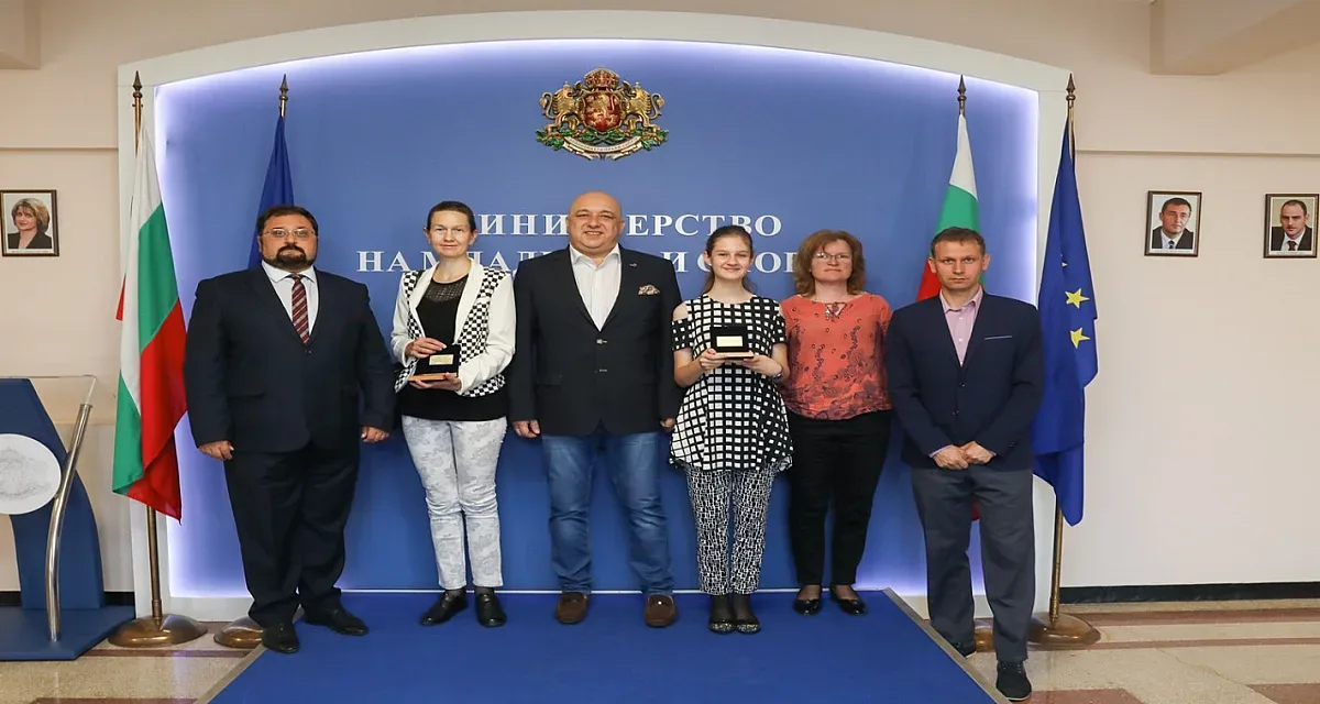 Министър Кралев награди еврошампионка по шахмат