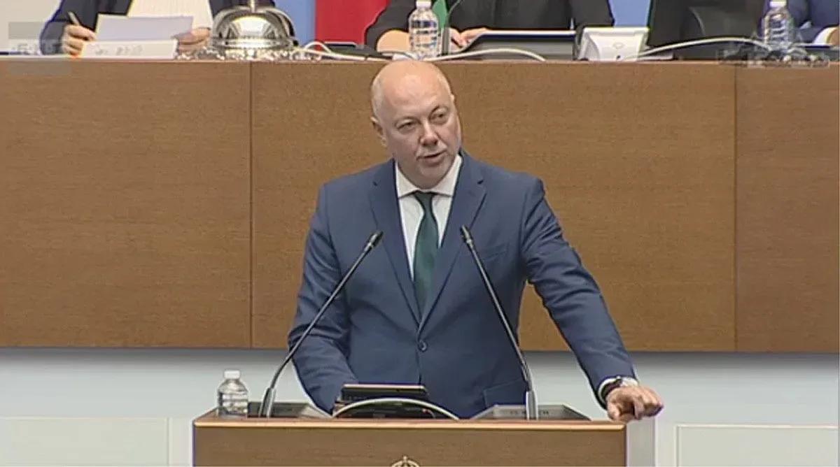 Очаквано! Вотът се сгромоляса, кабинетът продължава