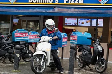 Куриер носи пица на британската кралица