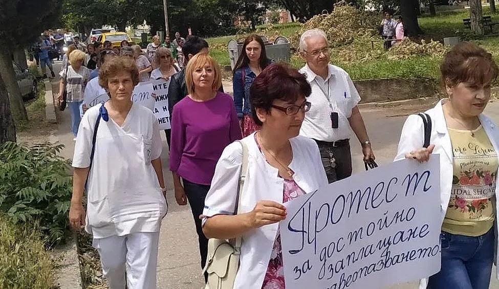 Манолова се оплаква от натиск над медсестри