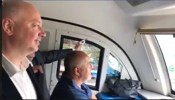 Премиерът подкара и влак (ВИДЕО)