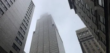 Вертолет се разби в сграда в Манхатън, един загина