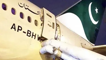 Авариен изход вместо тоалетна отвори пътник в самолет