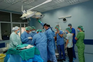 Спасиха бебе с продупчено тънко черво