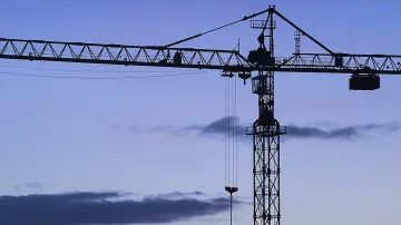 Кран разцепи жилищен блок в Далас