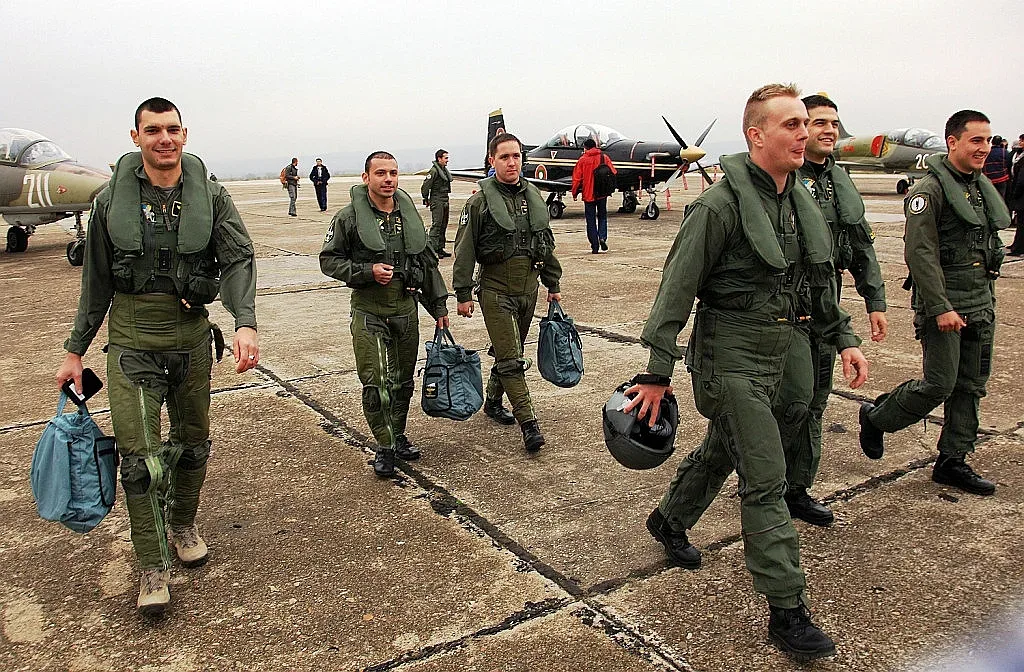 IT спецове, летци и водолази в армията с най-големи бонуси