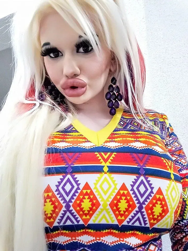 В Англия изумени от БГ Барби с 15 пластични операции