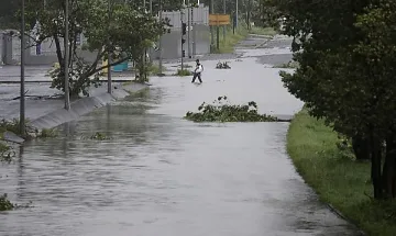 Трима загинали след бурята във Франция