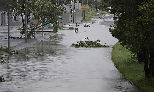 Трима загинали след бурята във Франция