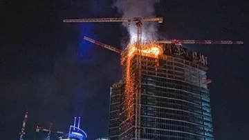Недостроен небостъргач пламна във Варшава
