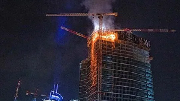 Недостроен небостъргач пламна във Варшава