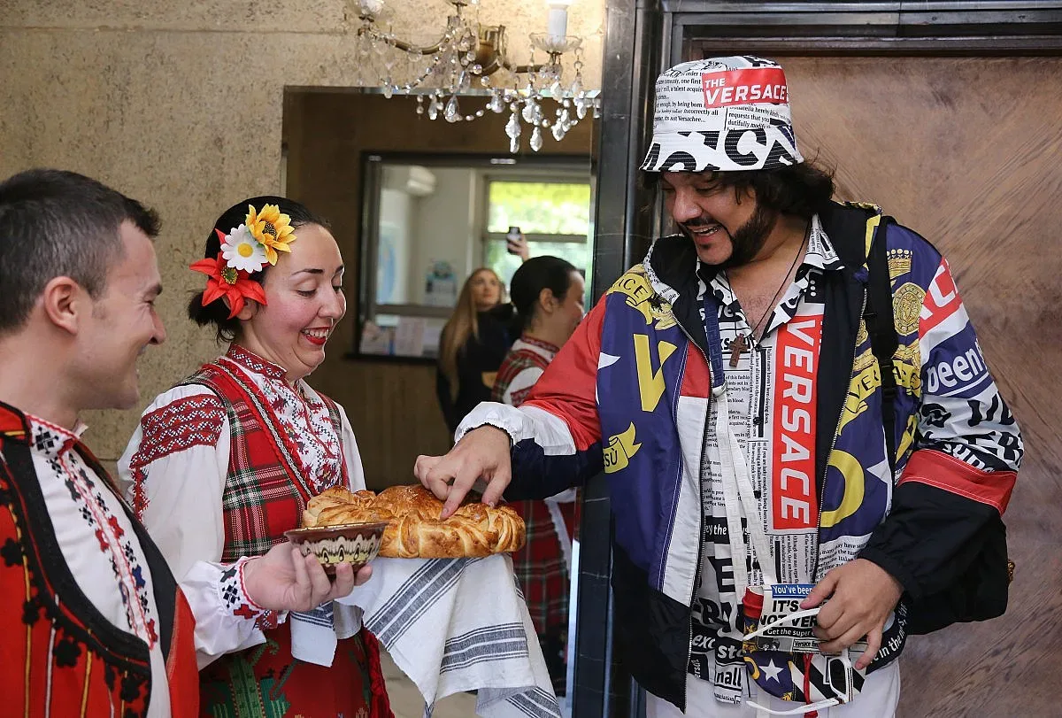 Киркоров кацна, идва с 10 ТИР-а декори и костюми