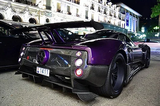 Хамилтън подкара по улиците своя Pagani Zonda