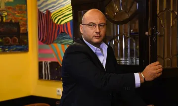 Шеф Манчев отмаря по света с новата любима