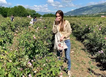 Млади синдикалисти с мисия за роза Дамасцена