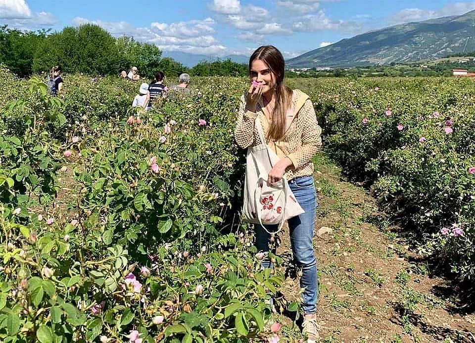 Млади синдикалисти с мисия за роза Дамасцена