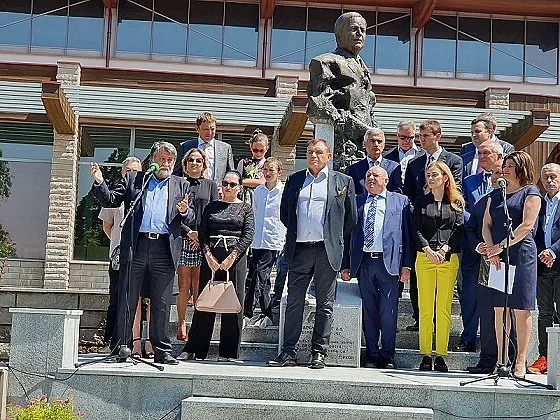 Вежди Рашидов извая паметник на Лъчезар Цоцорков