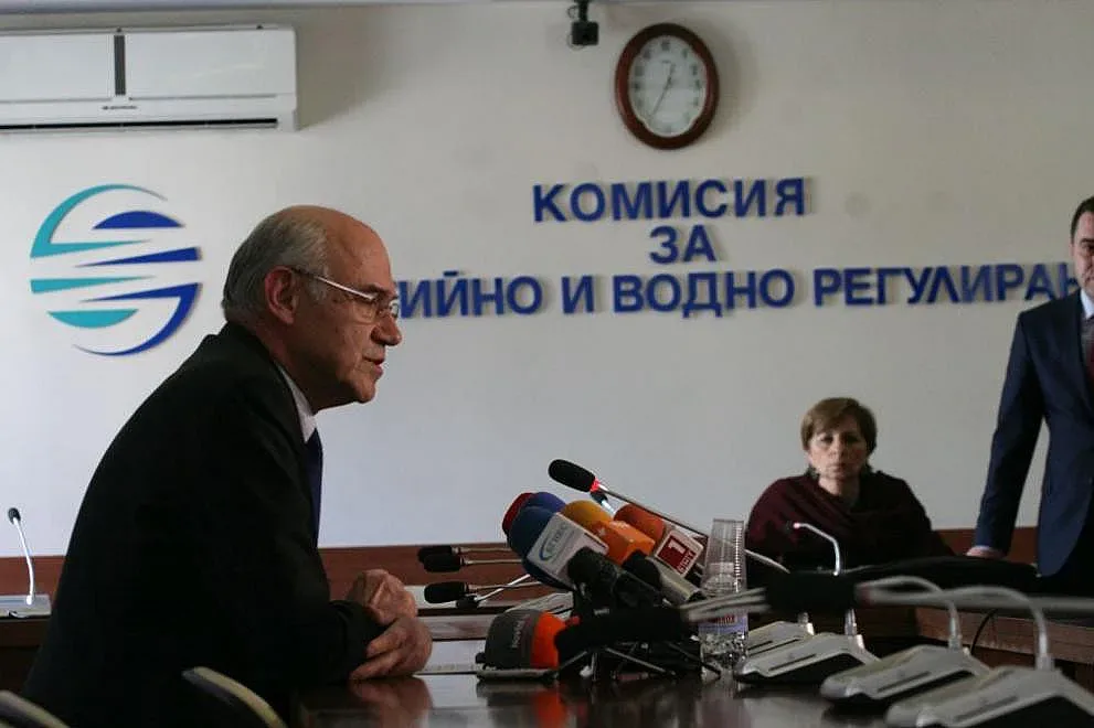 КЕВР и граждани бистрят новите цени на ток и топло