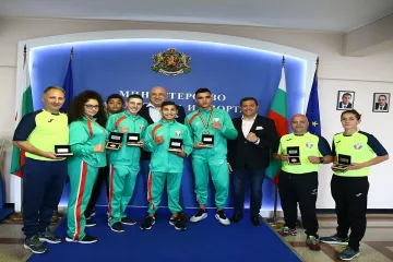 Министър Кралев награди медалисти в бокса