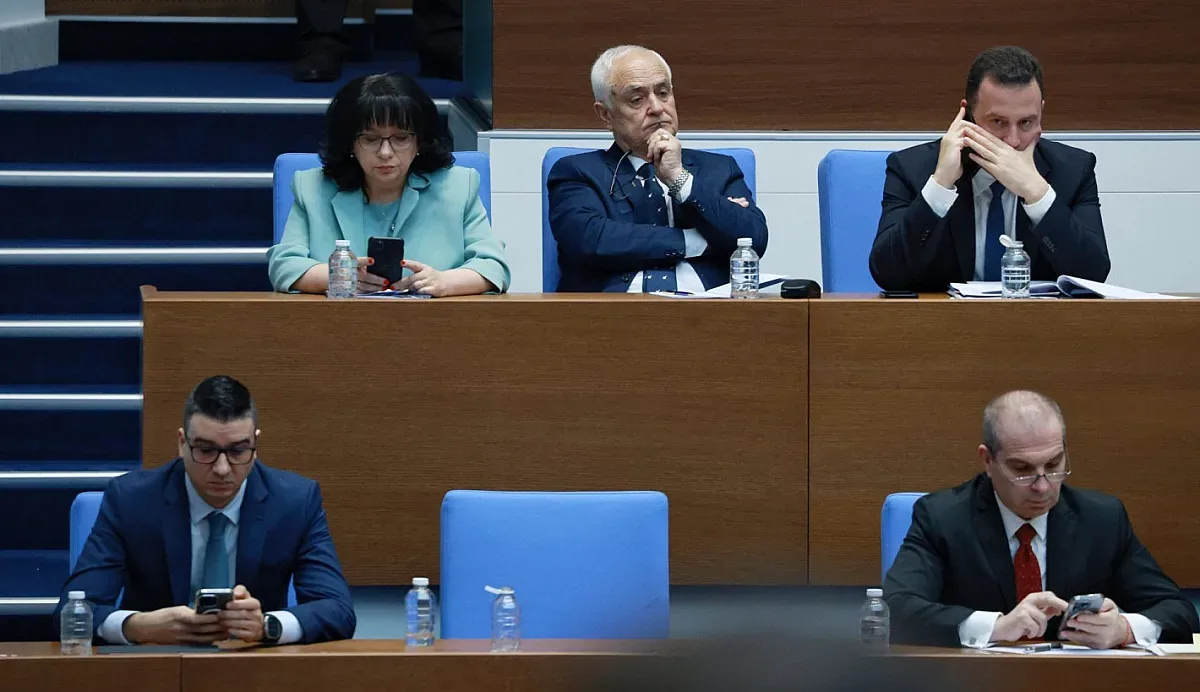 Парламентът гласува вота на недоверие на кабинета „Желязков“