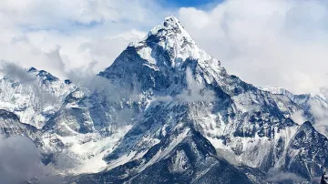 Събраха 11 тона боклук от връх Еверест