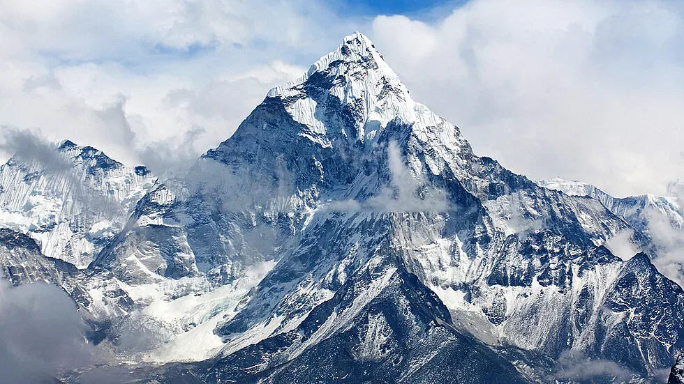 Събраха 11 тона боклук от връх Еверест