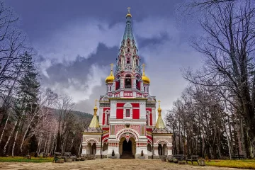 Дъждът руши фасадата на храм-паметника в Шипка