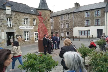 4-метрова българска скулптура „оживя” на площад в Западна Франция