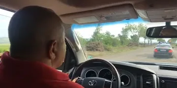 Нинова завидя на джипа на Борисов