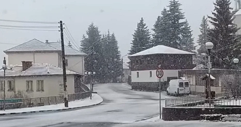 Вълшебно място у нас побеля от априлския сняг