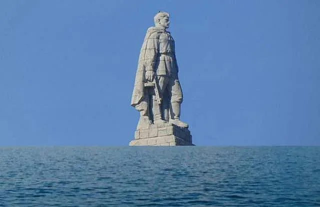 Апел "Не плувай пил!" и Тотев Аквамен веселят Пловдив