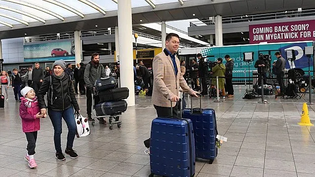 Мъж с ножове задържан на летище Гетуик в Лондон