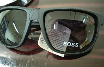 Спряха 53 000 опасни слънчеви очила