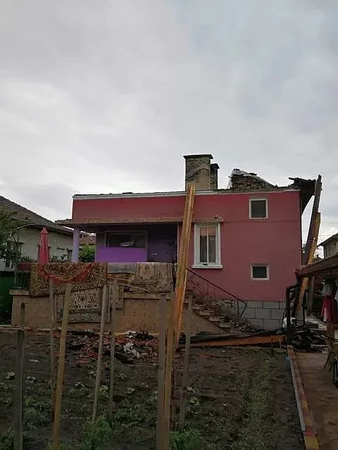 Мълния изпепели покрива на къща в Казанлък