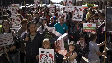 Граждани на протест в защита на семейството