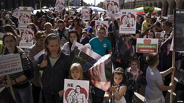 Граждани на протест в защита на семейството