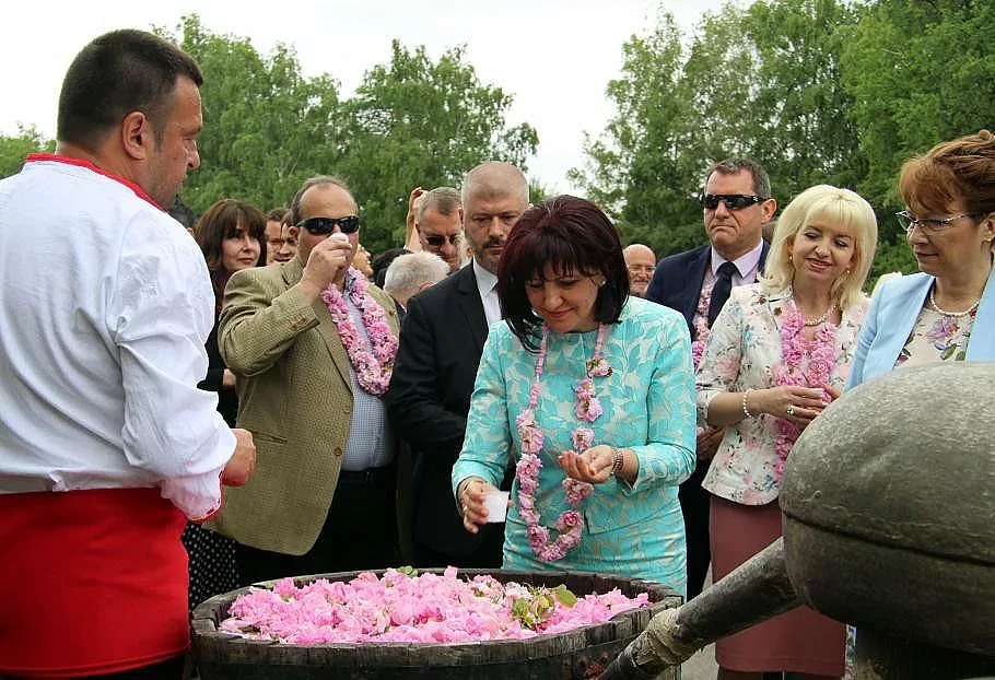 Караянчева и Царица Роза на шествие в Казанлък /СНИМКИ/