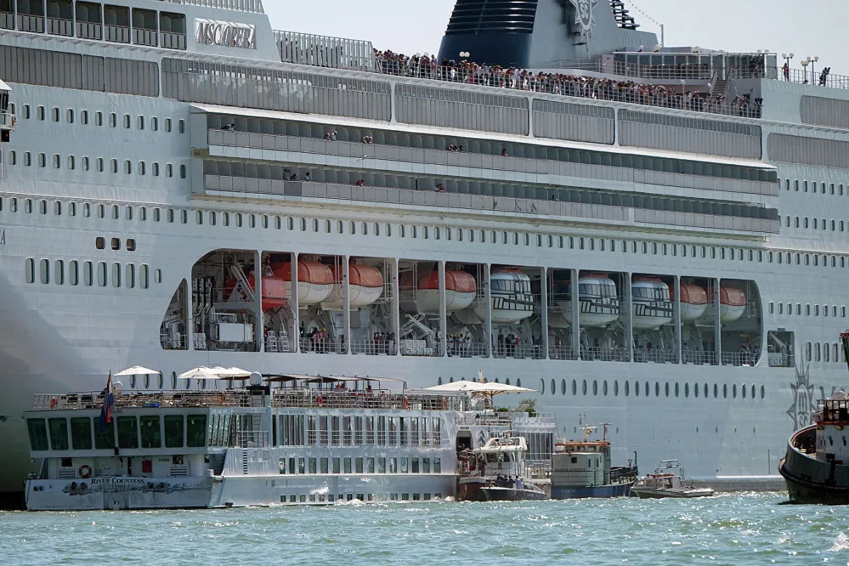 Круизен лайнер удари корабче във Венеция /СНИМКИ/