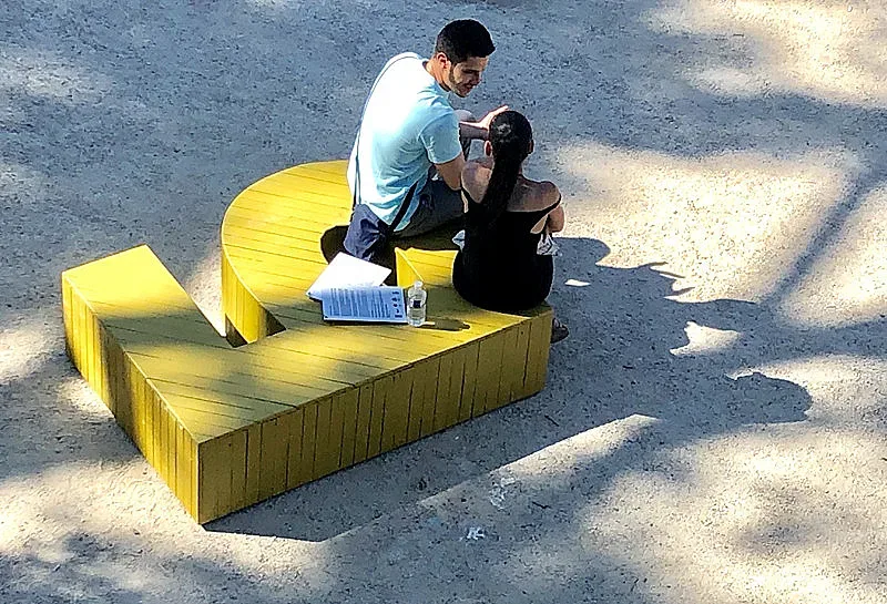 Български букви по кейовете на Сена