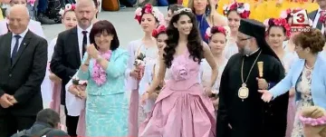 Караянчева и Царица Роза на шествие в Казанлък