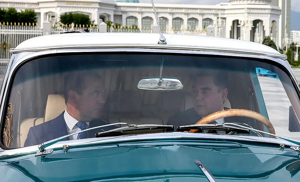 Медведев се повози на чужда волга (СНИМКИ)