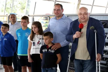 Министър Кралев откри детския турнир по плуване „Златоперки“