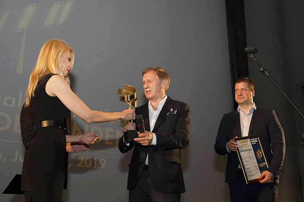 Ян Енглерт: Тук съм, жив съм